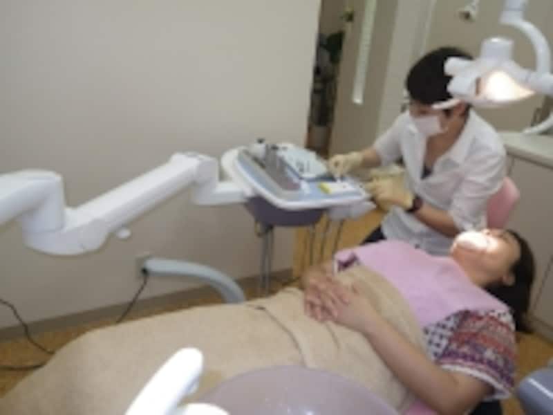 歯にホワイトニングジェルを塗ります