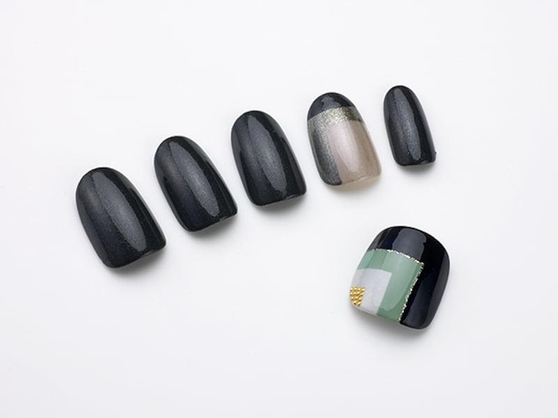 足元は大人のカラフルさを表現