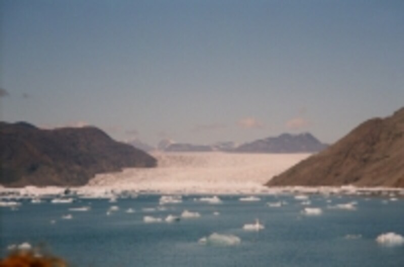 何万年という旅を終えた氷河の先端