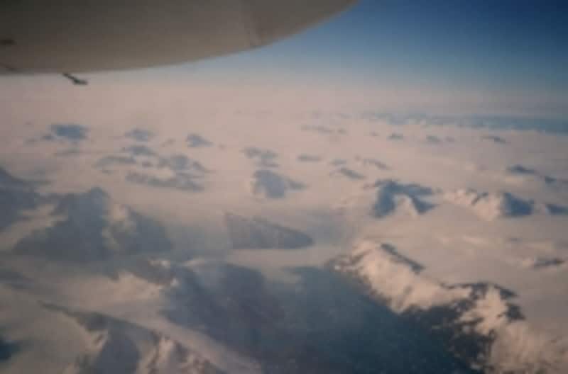 一面の氷河を望むグリーンランド空の旅