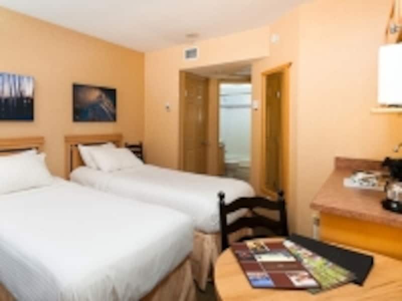 最安値の部屋では、簡易キッチンのみで、ダイニングスペースも最小限 (C) Delta Hotels and Resorts
