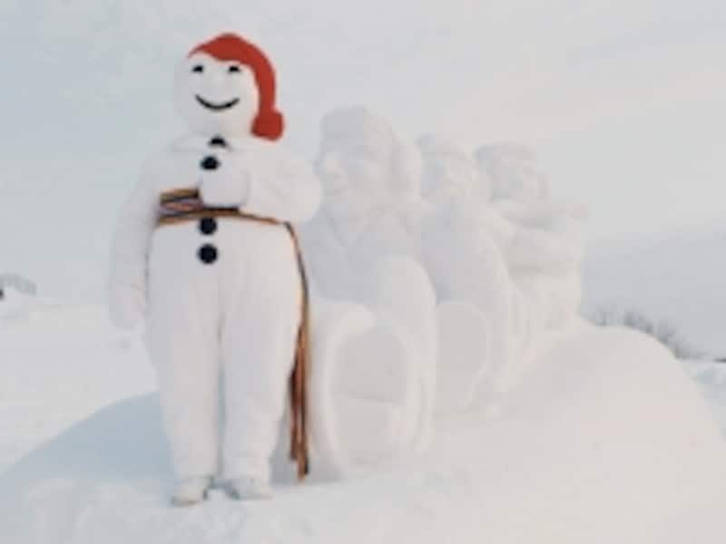 カーニバルのマスコットの「ボノム」。世界最大の冬祭りといわれるイベントで大活躍 (C) Tourism Quebec