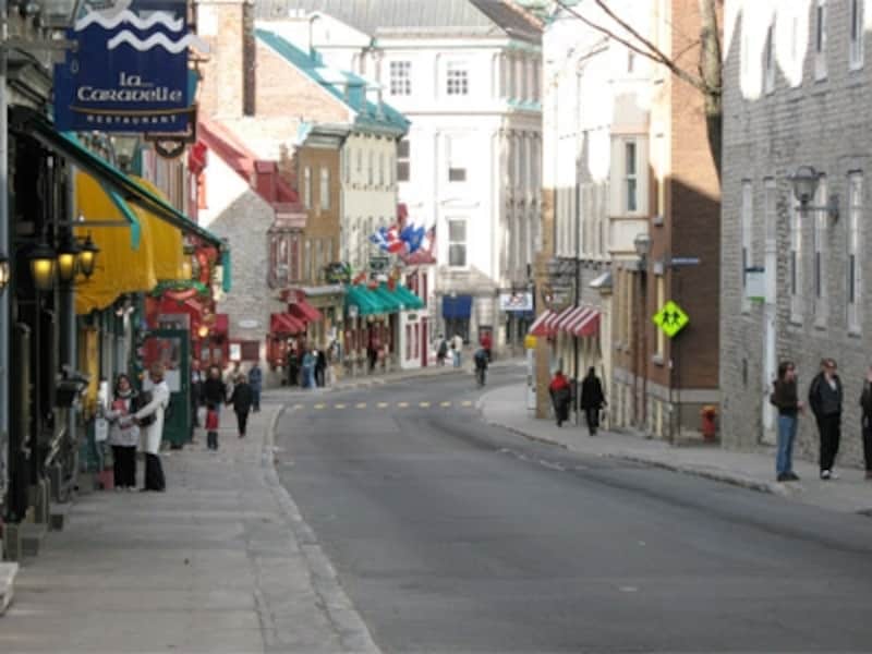 旧市街の古い町並み。道路の両側には、たくさんのレストランやギフトショップ (C) Blue Works