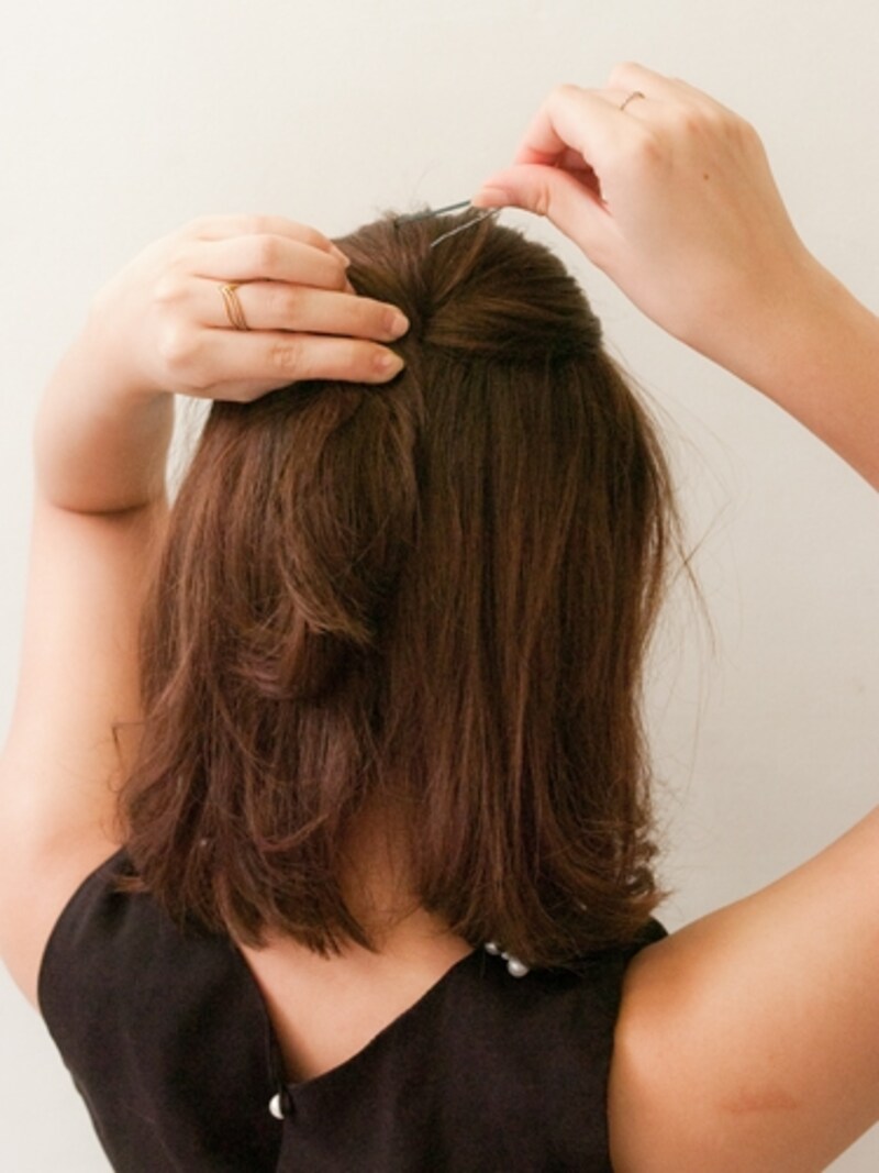 ピンが頭皮に触れるようにしっかりとめる