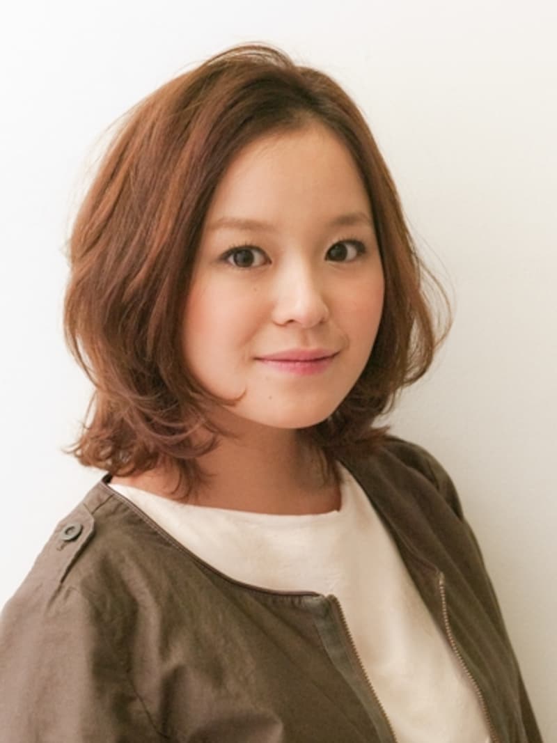 肩上のミディアムレイヤースタイル