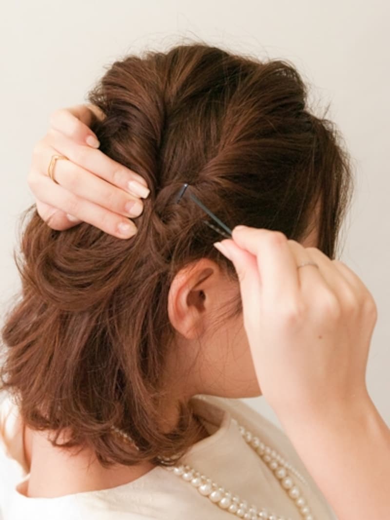 ピンが頭皮に触れるようにしっかりとめる