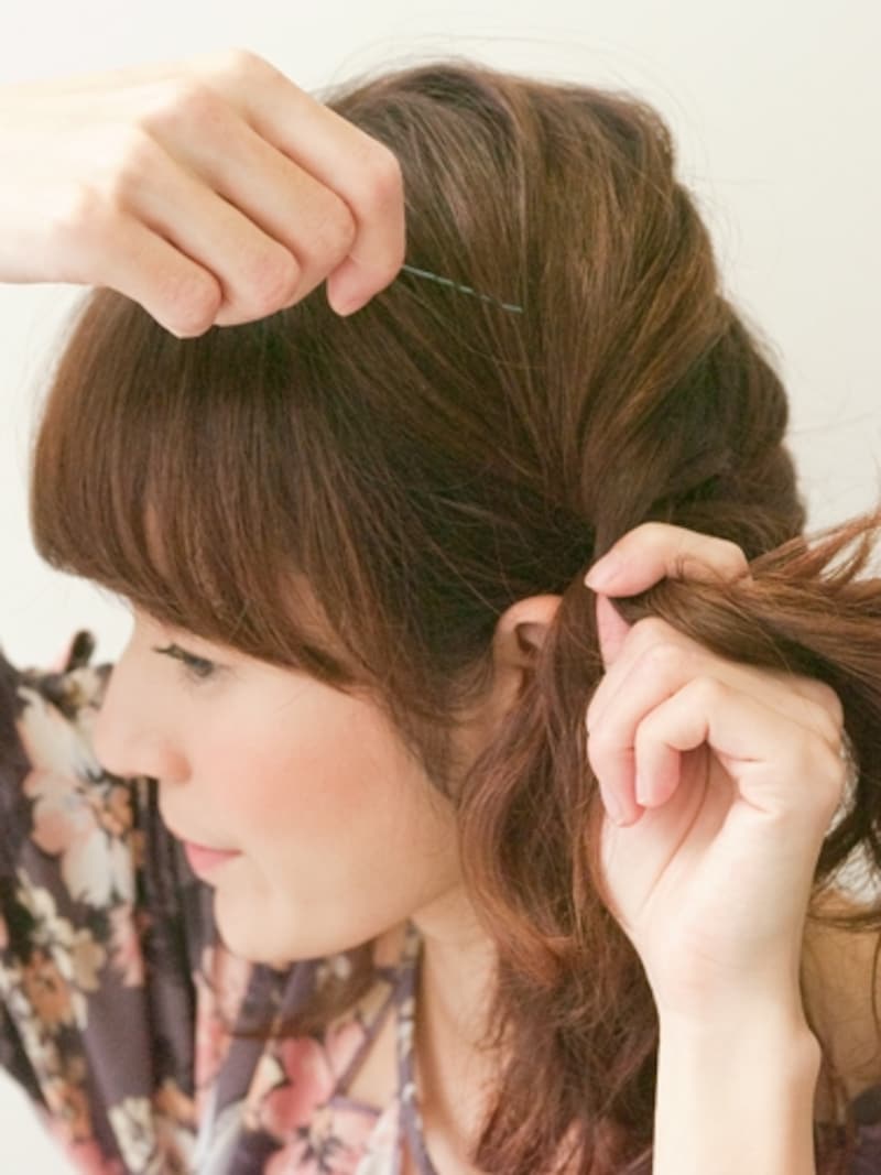 ピン止めのあとTOPがふんわり見えるように形を整える