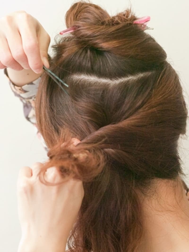 襟あしをたるませずにしっかりピンでとめる