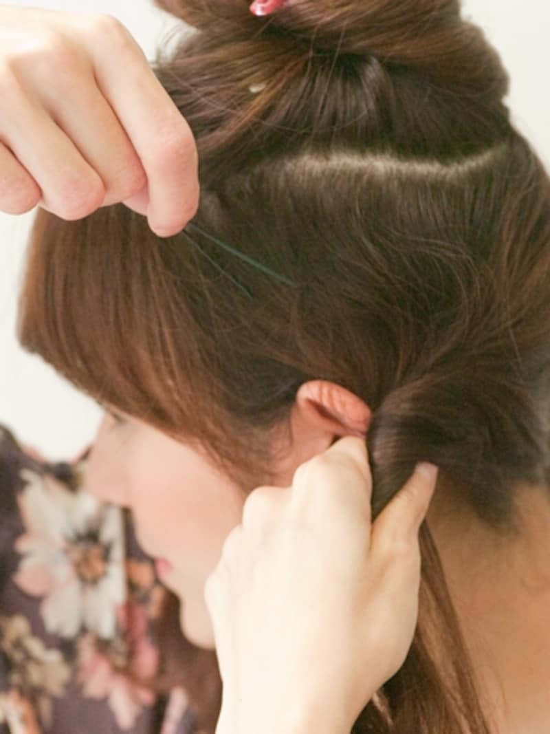 ねじった毛束と地肌の毛をしっかりピンでとめる