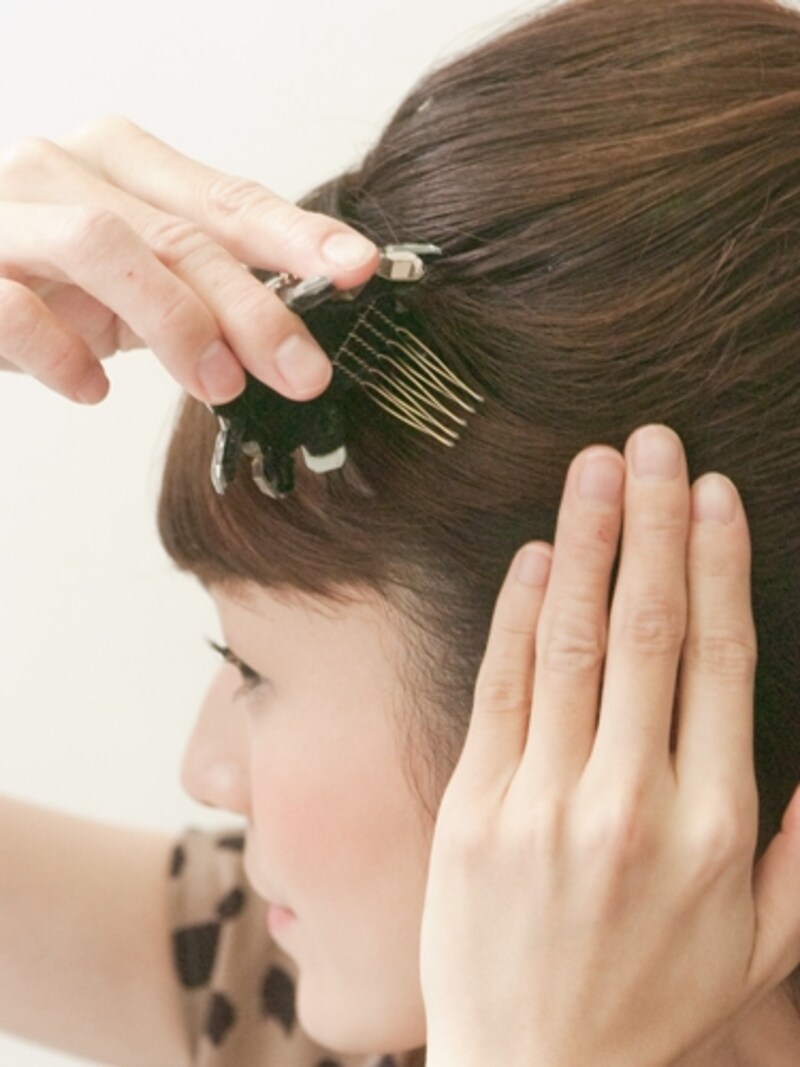 下に向かってさし毛を絡めてから毛流れに沿わせる