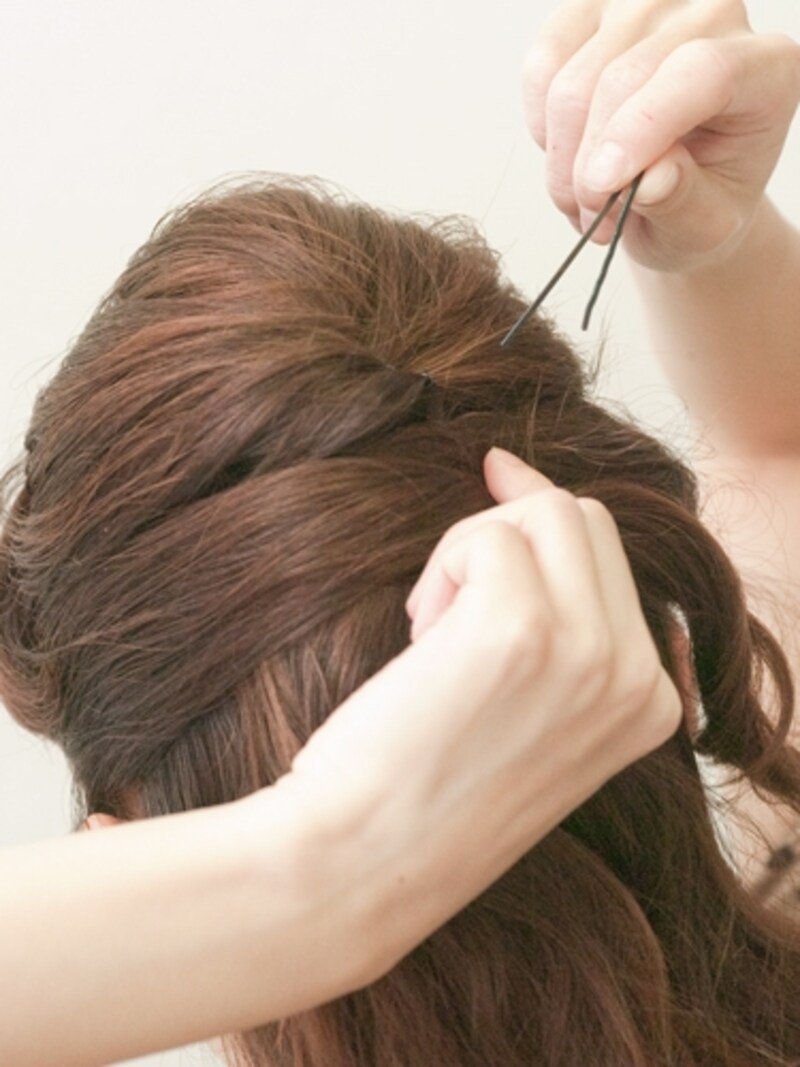 ピンで止めたあと毛流れを整える