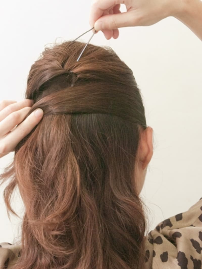 毛束が下に落ちないようにピンを上に向かって止める