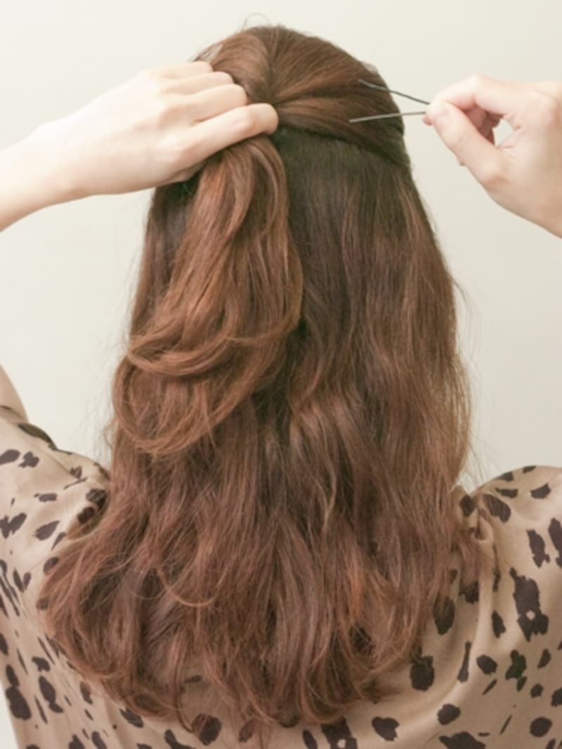 ねじった毛束と地肌の毛束をしっかり固定す