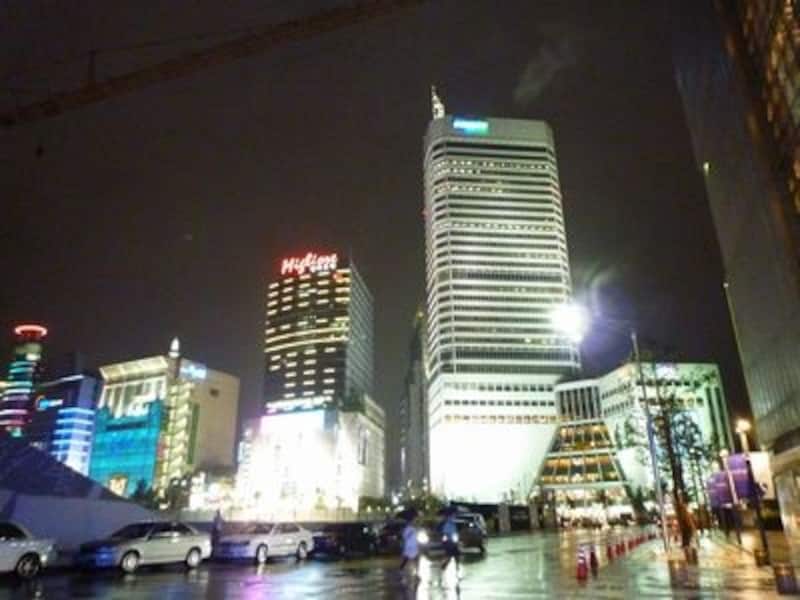 東大門エリアが一番楽しいのはやっぱり夜！ 明け方までたっぷりショッピングを楽しめます