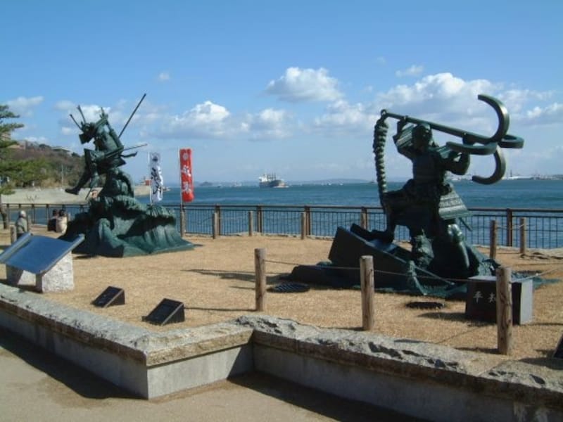 壇ノ浦古戦場／源義経の八艘飛び（はっそうとび）、平知盛の錨潜（いかりかづき）の銅像