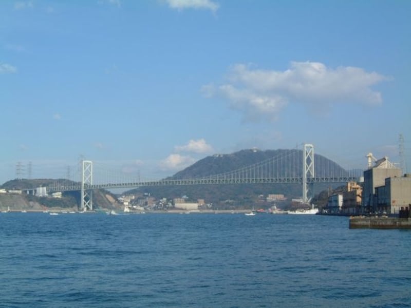 門司港から眺める関門橋と火の山