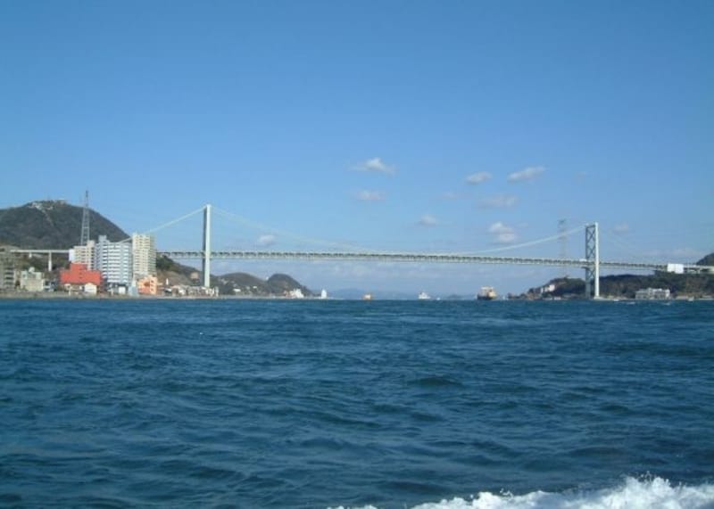 関門海峡より望む関門橋。関門橋の奥に壇ノ浦がある