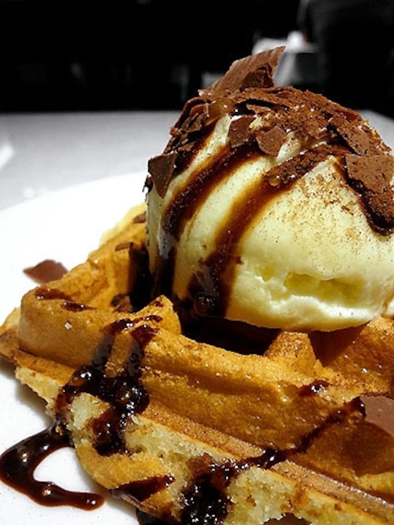 ビタースイーツ ビュッフェ 料理台 ワッフル