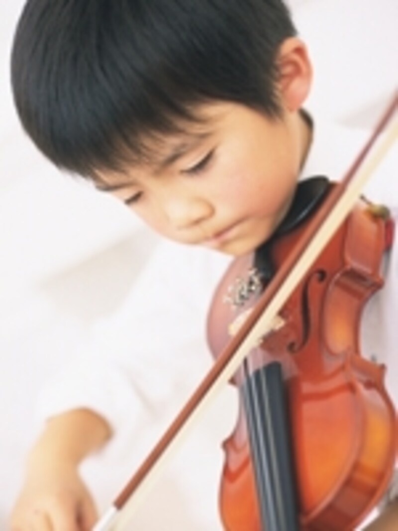 バイオリンを弾く子供