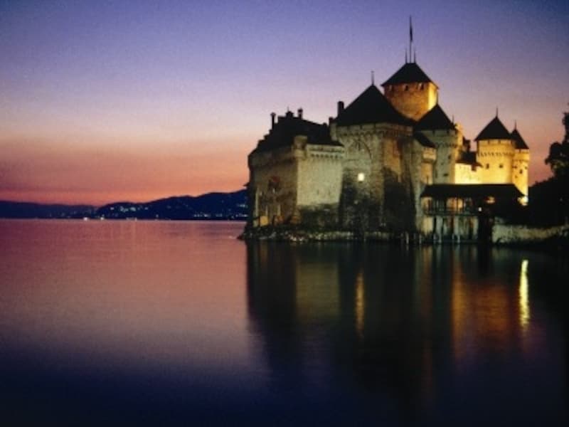 夕闇のレマン湖に浮かぶシヨン城