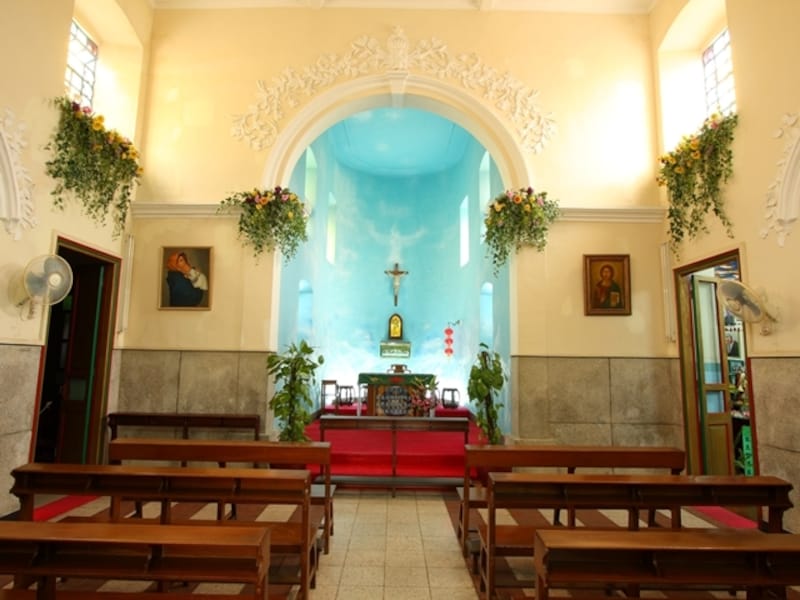 聖フランシスコ・ザビエル教会内観 (c) Miyuki Kume