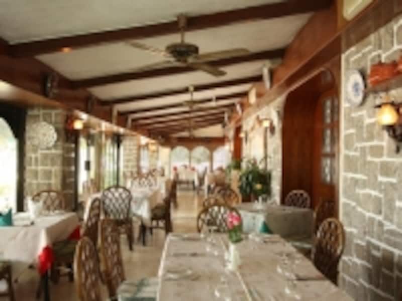 ポウサダ・デ・コロアン・レストラン内観。ポルトガル本国から取り寄せたオシャレな食器を使用 (c) Miyuki Kume