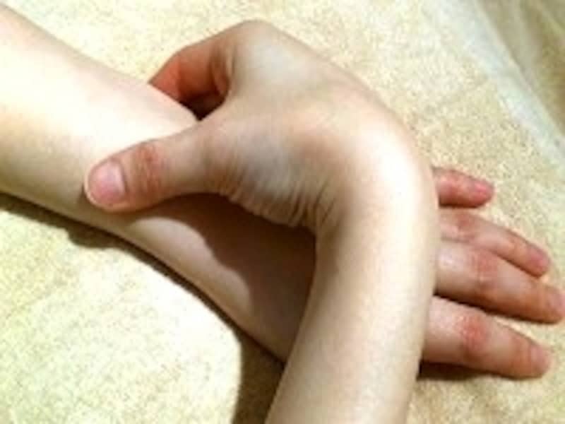 骨の間をすーっと指を動かして刺激