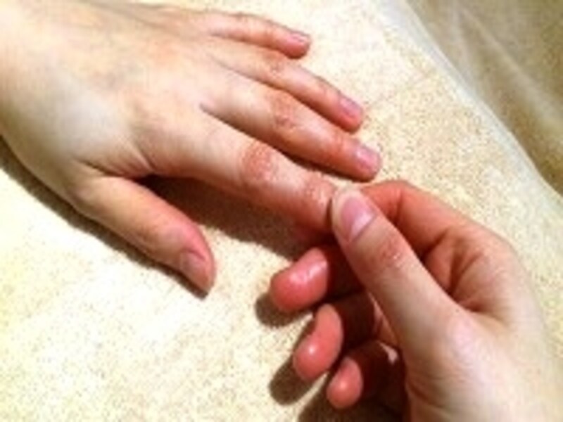 爪のつけ根部分を刺激します