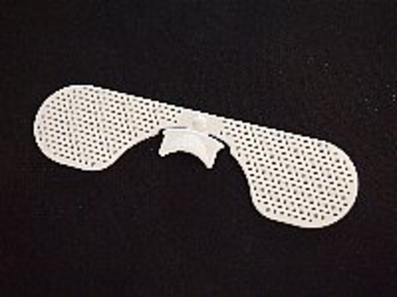 メッシュ状のプレートを水道水にくぐらせて