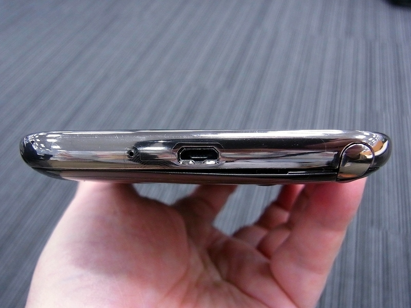 底面のmicroUSB端子と新型ペン