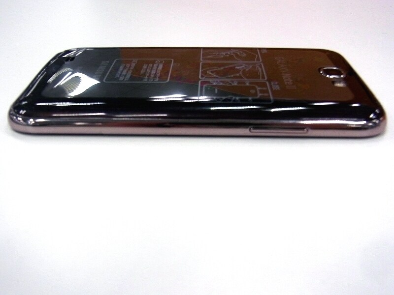 押しやすい電源キーと高級感ある測面