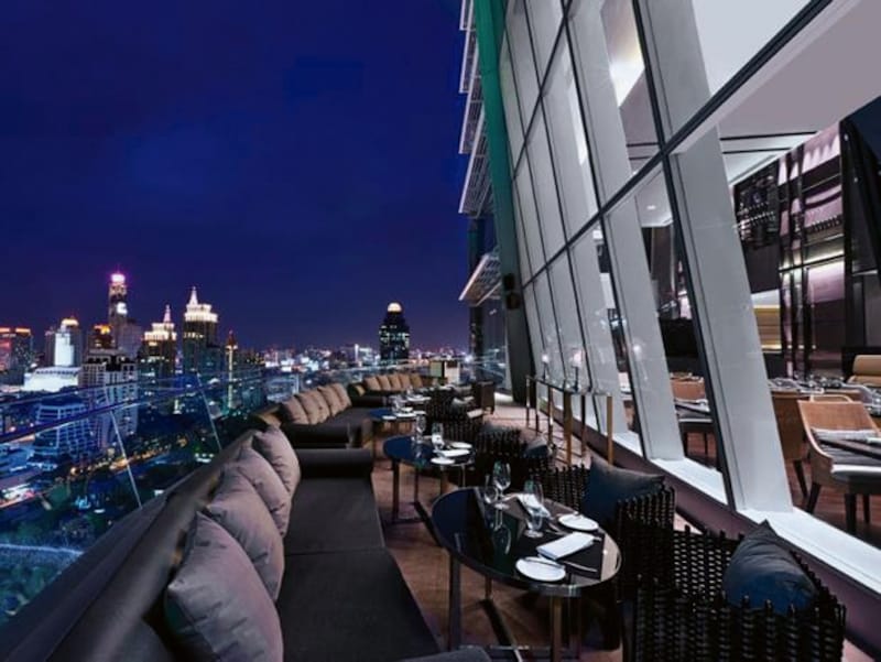 24階にあるレストラン「UP&ABOVE」のアウトサイド シーティング。夜景を楽しみながら食事は格別