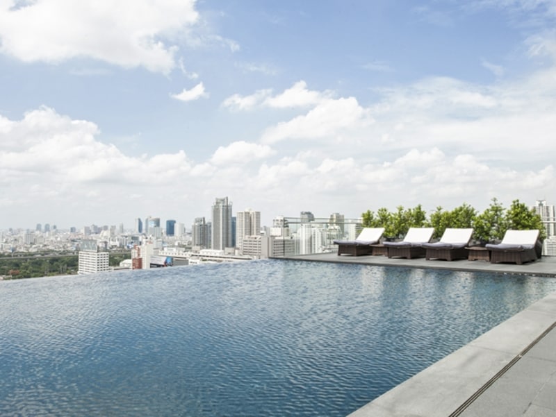 ビル群の中で泳ぐ!25階のインフィニティプール は宿泊したらぜひ利用したい