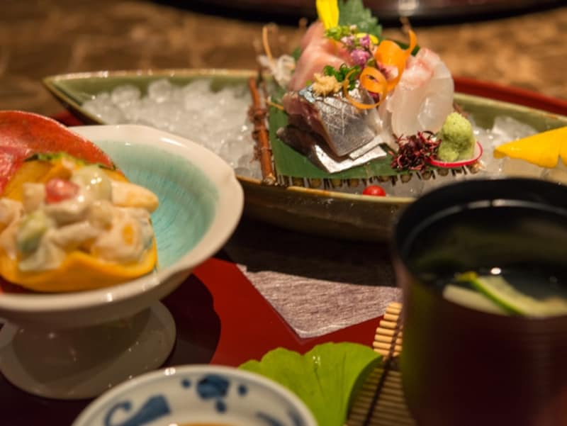 「山里会席」より、秋の実白和え、かに新丈 の吸物、お造り。