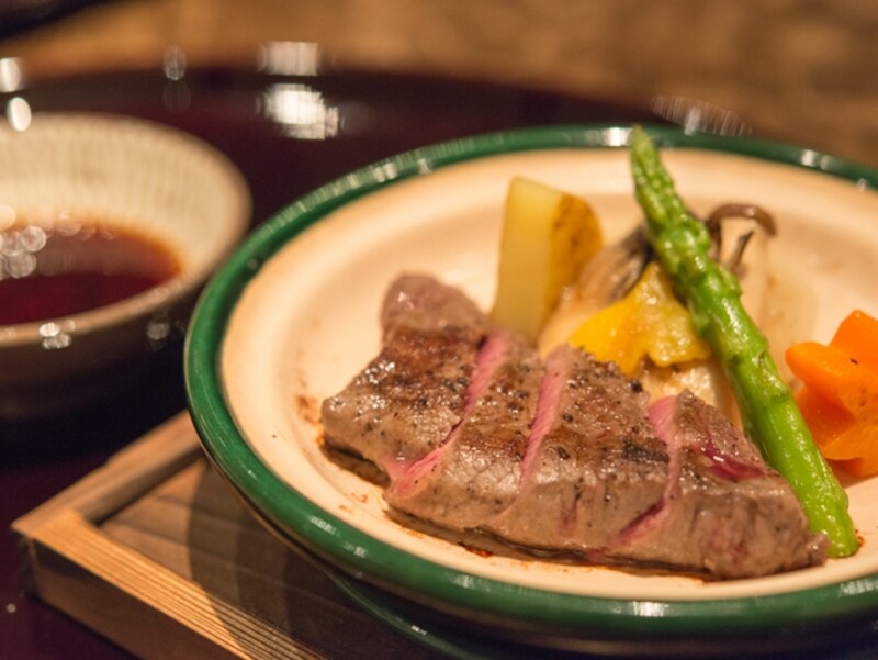 「山里会席」より、和牛陶板焼き。