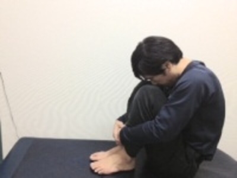 背面のストレッチですが、普段全く体を動かす習慣が無い人は、足に手指をかけないで、ゆっくりと行いましょう