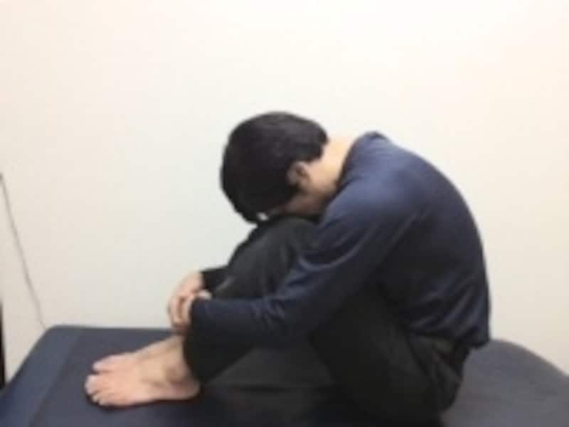 背中側の筋肉が少しずつ伸ばされていくように意識