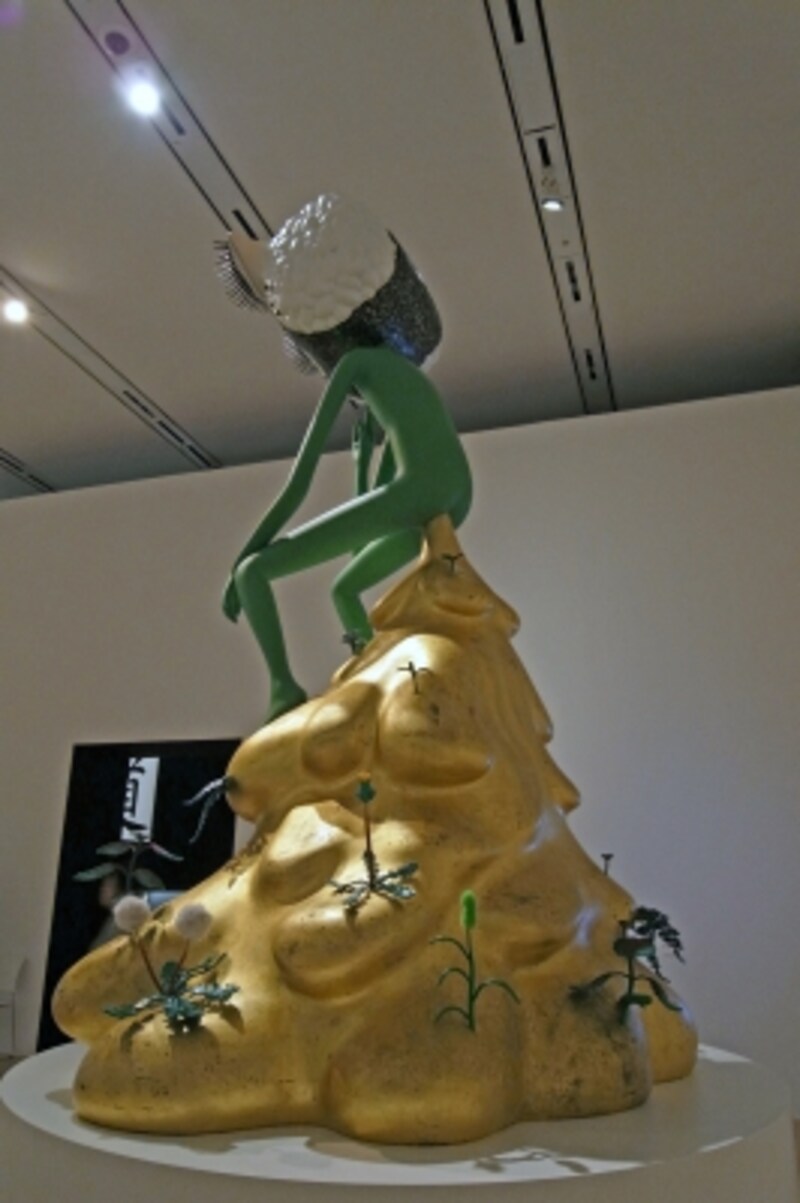 会田誠『考えない人』 2012 ロダンの『考える人』と『弥勒菩薩半跏思惟像』をイメージしたポーズを取る、会田氏の分身でもある「おにぎり仮面」undefined「会田誠展 天才でごめんなさい」展示風景 森美術館 2012/11/17-2013/02/31 Courtesy:Mizuma Art Gallery