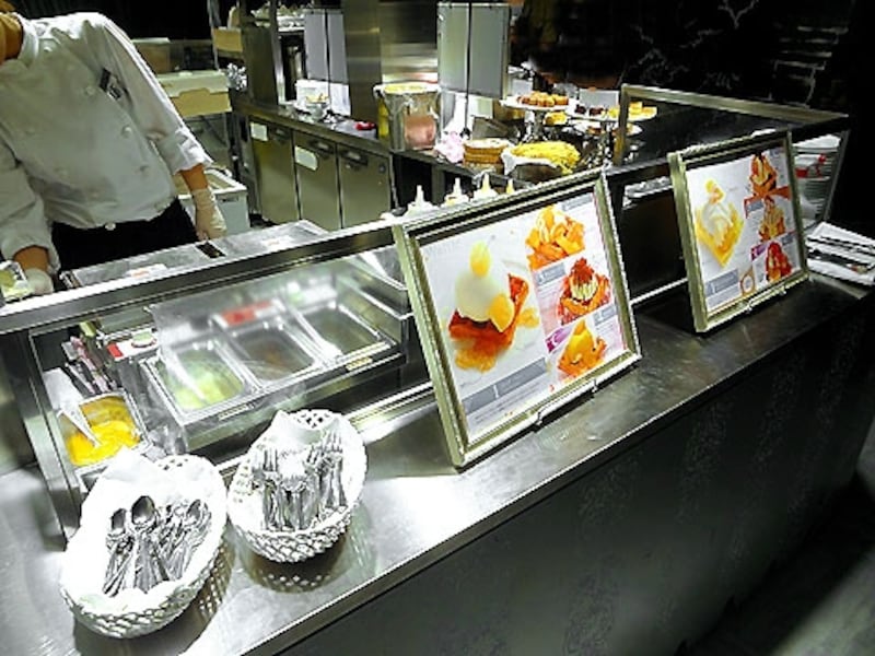 実演のクレープとワッフル