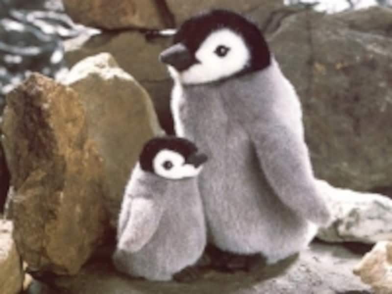 じっくり観察したくなる「皇帝ペンギンの子(右・7560円・約22cm)」