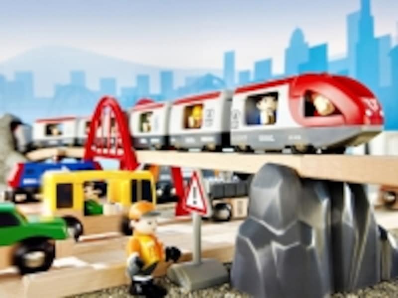 トラベルレールセットの赤い列車は手動式、青い列車は電動式。2階建て駅舎は手動エレベーター付きです