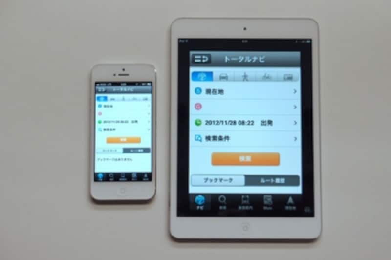 「iPhone 5」と「iPad mini」で同じアプリを表示してみました。2倍に拡大しているので、文字がガタガタになるなどの画質の劣化はありますが、使いやすさは変わりません。