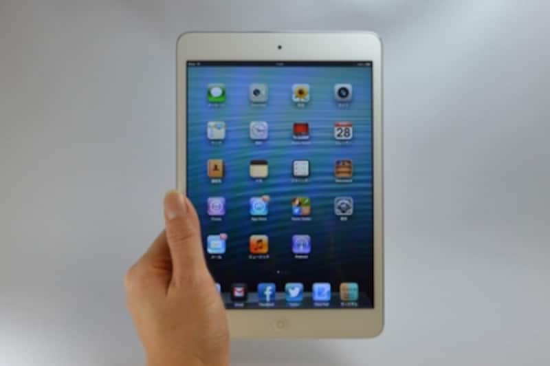 このように手で挟み込むようにすれば、手の小さい人でも問題なく持てます。親指が画面にかかっても誤操作しないような工夫もしっかりされています。