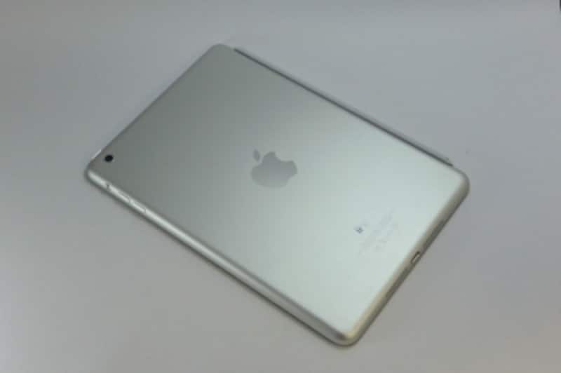 背面には5メガのiSightカメラを搭載。また、これはA5チップを採用しているからこそかもしれませんが、バッテリーも最大10時間とこれまでの「iPad」と同様。専用の「Smart Cover」も付けることができます。