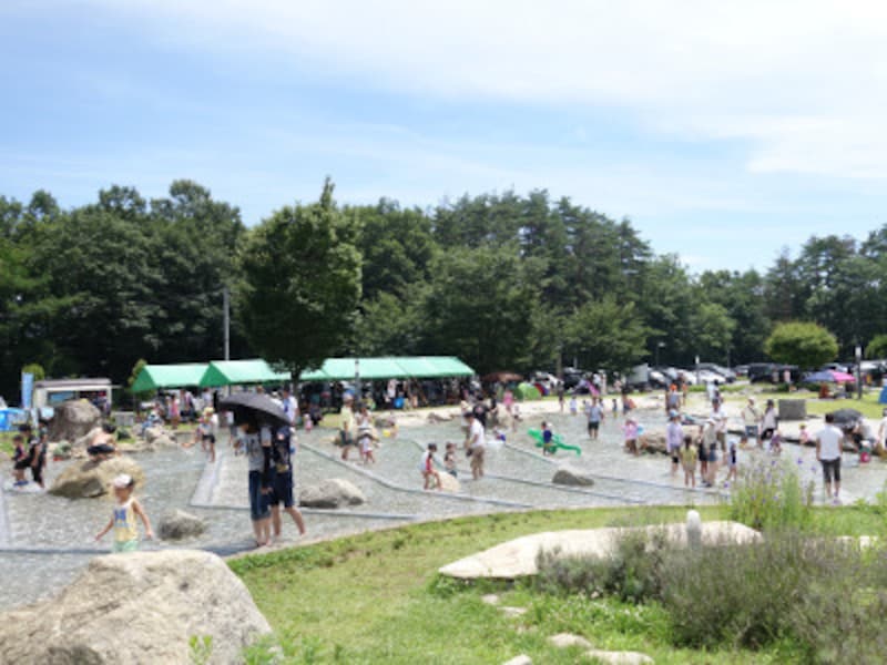 レストラン、BBQ場、温泉、公園、宿泊棟、キャンプ場からなる複合施設