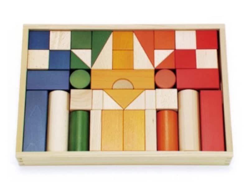 しっかりとした木箱に入り。「はめこみ遊び」をしながらお片付けができます