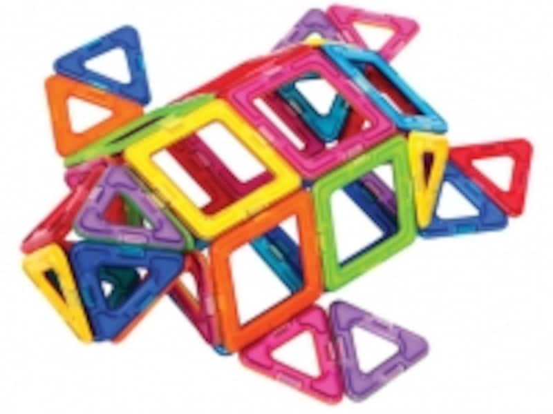 遊びやすい秘密は、パーツの中で磁石が固定されていないから。振るとカシャカシャと音がします