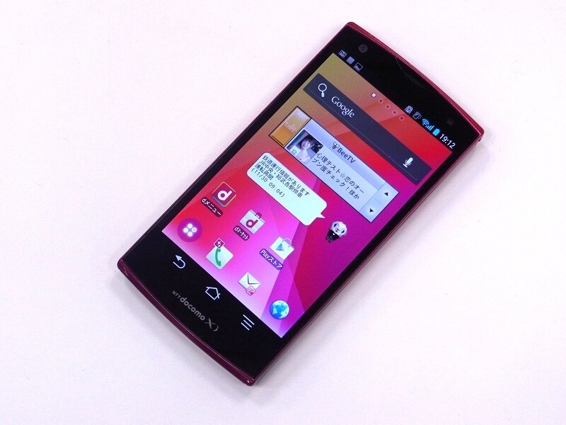 細フレームで本体のスリム化をしているARROWS V F-04E