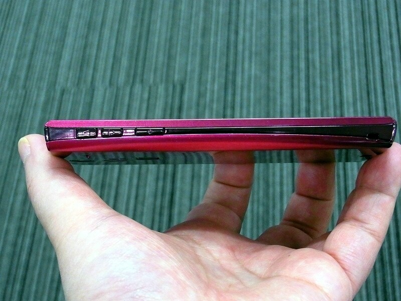 押しやすいセパレートタイプの音量キーと電源キー