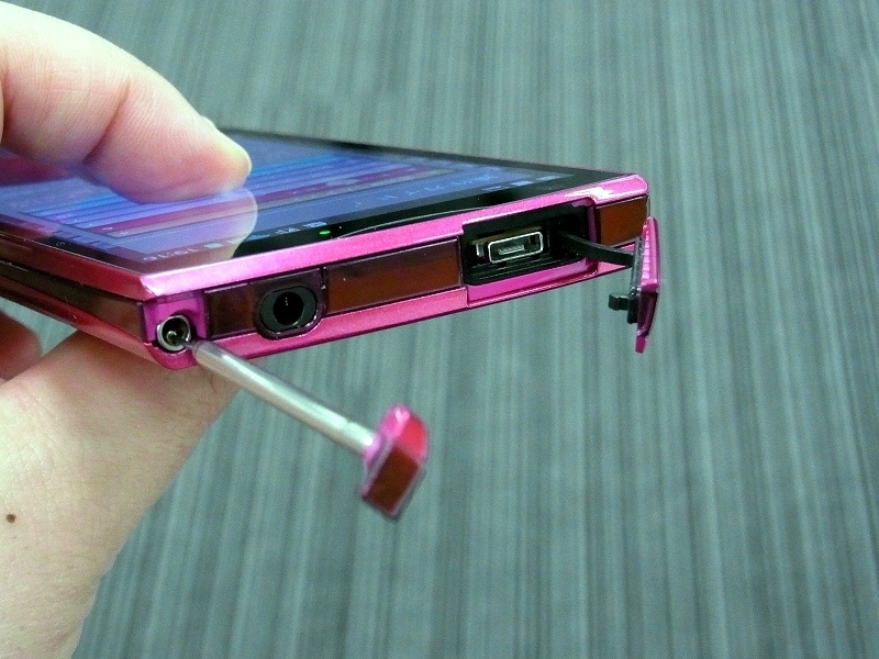 ワンセグ/NOTTVの伸縮アンテナ、ヘッドフォン端子、microUSB端子を備える